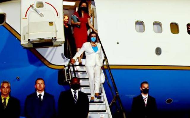 미국 권력서열 3위인 낸시 펠로시 하원의장이 지난달 3일 경기 오산 미 공군기지에 도착해 전용기에서 내리고 있다. 펠로시 의장은 필립 골드버그 주한미국 대사, 폴 러캐머라 한미연합사령관 겸 주한미군사령관의 영접을 받았다. 반면 공항에 나간 우리 측 관계자는 없었다. 연합뉴스