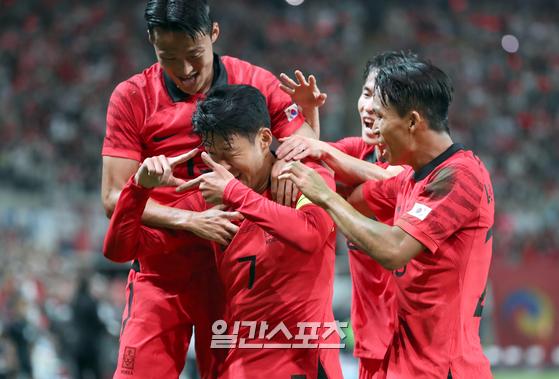 파울루 벤투 감독이 이끄는 한국 축구대표팀이 27일 오후 서울월드컵경기장에서 카메룬과 평가전을 펼쳤다. 손흥민이 전반 첫골을 성공시키고 찰칵 세리머니 하고있다. 서울월드컵경기장=정시종 기자 capa@edaily.co.kr /2022.09.27.