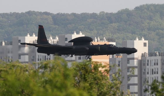 지난 5월 4일 오후 경기도 평택의 주한미군 오산공군기지에서 U-2S 고고도정찰기가 임무를 마치고 착륙하고 있다. 뉴스1
