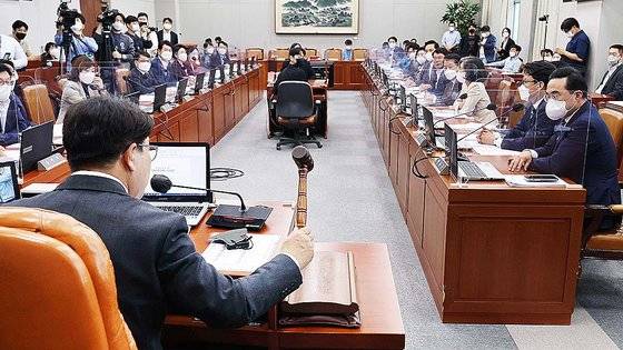 권성동 국회 운영위원장이 27일 서울 여의도 국회에서 열린 운영위원회 전체회의에서 정회를 선언하고 있다. 김경록 기자