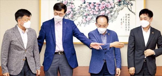 추경호 부총리 겸 기획재정부 장관을 비롯한 윤석열 정부 경제팀 수장들이 지난 7월 24일 서울 명동 은행회관에서 열린 비상거시경제금융회의에서 기념촬영을 하고 있다. 왼쪽부터 최상목 대통령실 경제수석, 이창용 한국은행 총재, 추 부총리, 김주현 금융위원장.   뉴스1