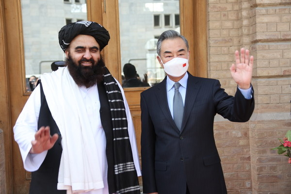 아미르 칸 무타키 탈레반 정부 외교장관 대행(왼쪽)과 왕이 중국 외교담당 국무위원 겸 외교부장(오른쪽)이 지난 3월24일(현지시간) 아프가니스탄 카불에서 만난 모습. | 중국 외교부 홈페이지 갈무리