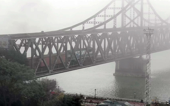 A freight train leaves the Chinese border city of Dandong on Monday morning and crosses the so-called Sino-Korean Friendship Bridge into North Korea’s Sinuiju. [YONHAP]