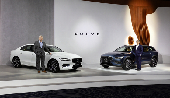 Nick Connor, left, head of Volvo Cars for the Asia Pacific region, and Lee Yoon-mo, CEO of Volvo Cars Korea, pose with the new S60 and V60 Cross Country during a media event Tuesday held at the Westin Josun Seoul hotel in central Seoul. [VOLVO CARS KOREA]