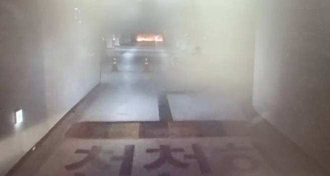 스프링클러 작동 여부가 쟁점인 가운데 현대아울렛 대전점 화재 당시(26일 오전 7시 50분경) 주차장으로 진입한 차량의 블랙박스 영상 캡처. 사진=더팩트.