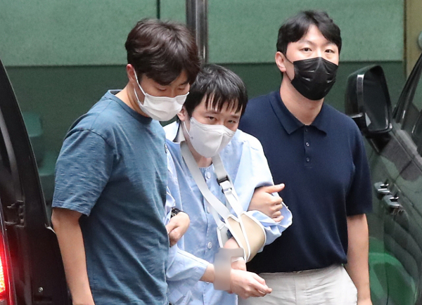 서울 신당역 역무원 스토킹 보복살인 사건 피의자인 전주환(31)이 지난 15일 서울 남대문경찰서로 호송되는 모습.