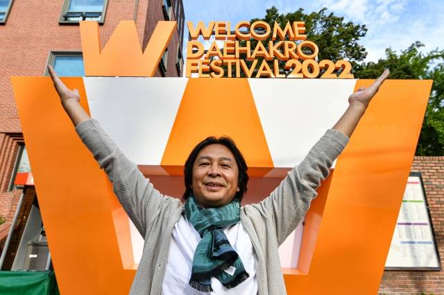 이재원 웰컴 대학로 감독이 지난 23일 서울 종로구 대학로에서 포즈를 취하고 있다. 이재원 감독은 올 가을에 열리는 정선아리랑제, 웰컴 대학로, 원주다이내믹댄싱카니발, 노원탈축제의 예술감독을 맡고 있다.     이한결 기자