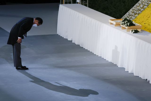 기시다 후미오 일본 총리가 27일 도쿄 부도칸에서 열린 아베 신조 전 총리 국장에 참석해 영전에 헌화한 뒤 허리를 숙여 참배하고 있다. AP뉴시스