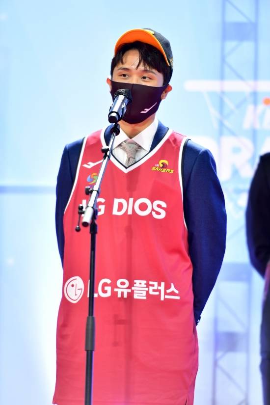 연세대 양준석은 27일 잠실에서 열린 드래프트에서 전체 1순위로 LG 유니폼을 입었다. 사진=KBL 제공