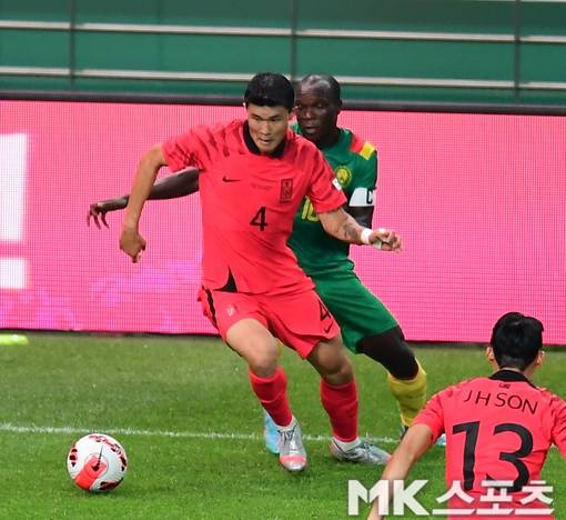 이탈리아 프로축구 세리에A 나폴리의 주전 수비수로 활약중인 김민재가 대표팀에서도 안정적인 수비를 선보이며 카메룬 공격진을 꽁꽁 틀어막았다. 사진(상암 서울)=김재현 기자
