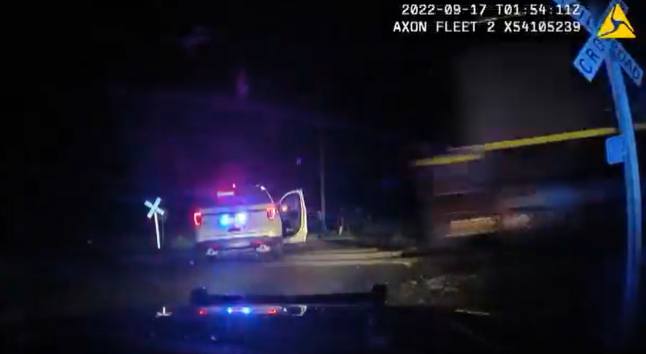 지난 16일 콜로라도주 경찰이 야레니 리오스 곤잘레스(20·여)를 태운 순찰차를 기차 선로에 세웠다가 기차가 순찰차를 들이받는 사고가 발생했다./사진=콜로라도주 경찰 트위터
