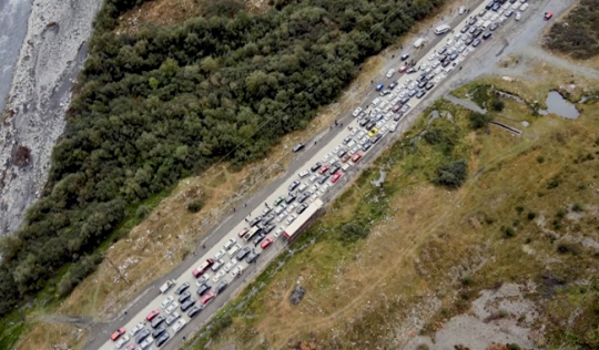 26일 러시아 베르흐니 라르스에서 조지아 국경으로 향하는 길에 차량이 줄지어 서 있는 모습을 드론으로 촬영했다. 로이터 연합뉴스