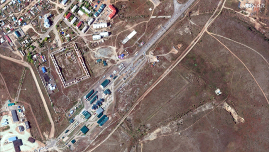 러시아가 동원령을 내린 지난 23일 러시아와 몽골 국경인 캬흐타 국경 초소를 찍은 막사 테크놀로지 위성 사진. 차량이 길게 늘어서 있다. 로이터 연합뉴스