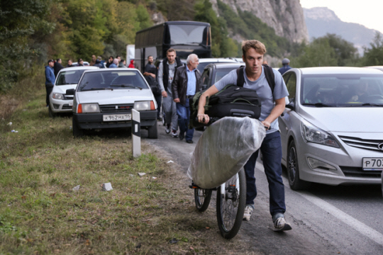 26일 징집을 피하려는 러시아 남성들이 차량과 자전거를 이용해 조지아와의 국경지대인 베르흐니 라르스 검문소로 향하고 있다. TASS 연합뉴스