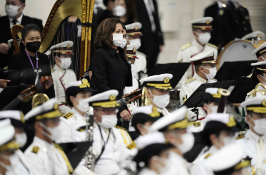 카멀라 해리스 미국 부통령이 27일 일본 도쿄에서 열린 아베 신조 전 일본 총리의 국장에 참석하고 있다. AFP·연합뉴스
