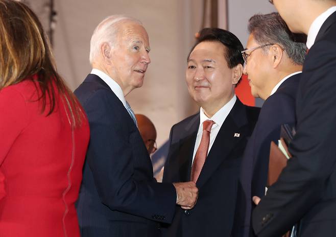 윤석열 대통령과 조 바이든 미국 대통령이 지난 21일(현지시간) 미국 뉴욕 한 빌딩에서 열린 글로벌펀드 제7차 재정공약회의를 마친 뒤 대화를 나누고 있다. [연합]