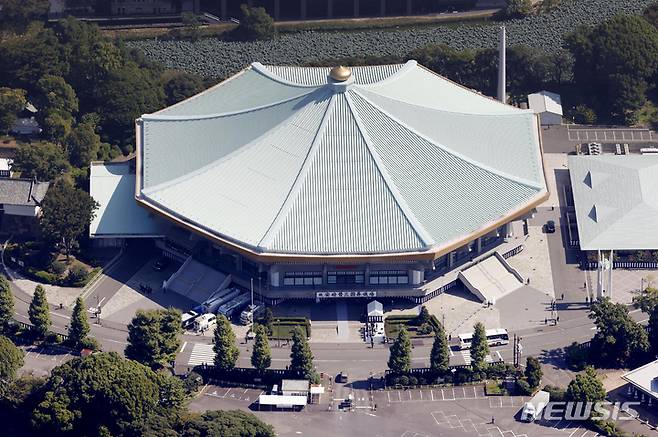 [도쿄=AP/뉴시스]아베 신조 전 총리의 국장이 열리는 니혼부도칸 모습. 2022.09.27.