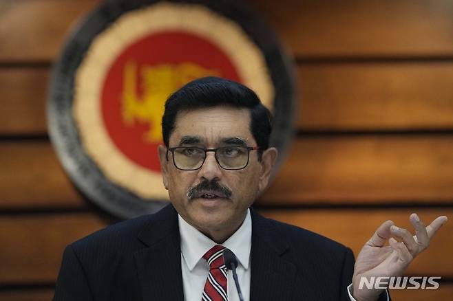 [콜롬보=AP/뉴시스] 난달랄 위라싱게 스리랑카 중앙은행 총재가 19일(현지시간) 콜롬보에서 기자회견하고 있다. 스리랑카는 중국이 주도하는 '일대일로' 사업에 참여해 많은 차관을 빌려 항만과 사회간접자본(SOC)을 개발했으나 차관을 갚기 힘들게 돼 자국의 항구 운영권을 중국 국영기업에 99년 동안 넘겨줬다. 그러나 끝내 차관을 갚지 못하고 디폴트(채무불이행) 선언을 했다. 2022.05.19.