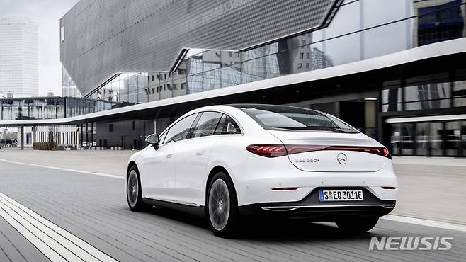 [서울=뉴시스]메르세데스-벤츠 준대형 전기 세단 '더 뉴 EQE 350+'.(사진=메르세데스-벤츠 코리아 제공) 2022.9.27 photo@newsis.com