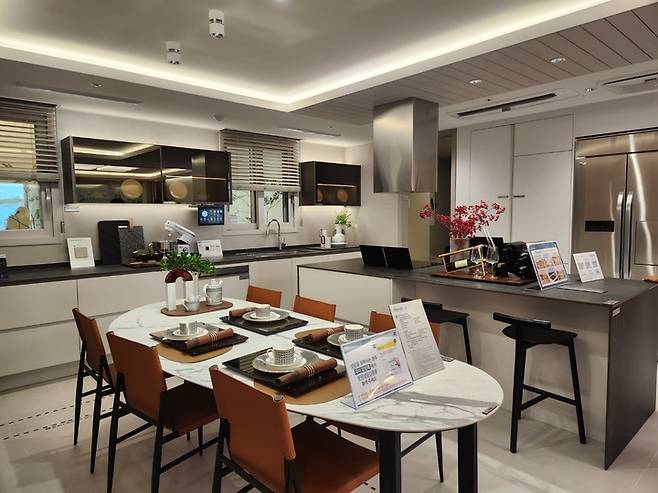 [음성=뉴시스] 고가혜 기자=지난 23일 찾은 충북 음성군 맹동면 소재 '음성자이 센트럴시티' 견본주택 내 전용 101㎡B 평형에 마련된 디럭스 주방. 2022.09.26  *재판매 및 DB 금지