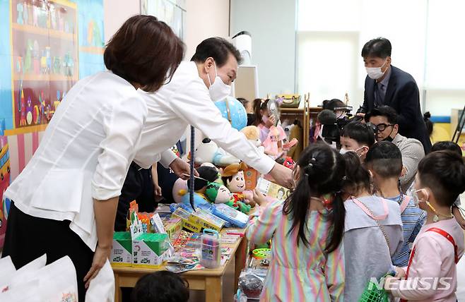 [세종=뉴시스] 전신 기자 = 윤석열 대통령이 27일 세종 도담동 아이누리 어린이집을 방문해 아이들과 함께 아나바다 시장놀이를 하고 있다. 2022.09.27. photo1006@newsis.com