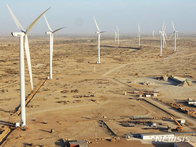 [서울=뉴시스] DL에너지가 보유하고 있는 파키스탄 메트로 풍력 발전 단지 전경. (사진=DL그룹 제공)