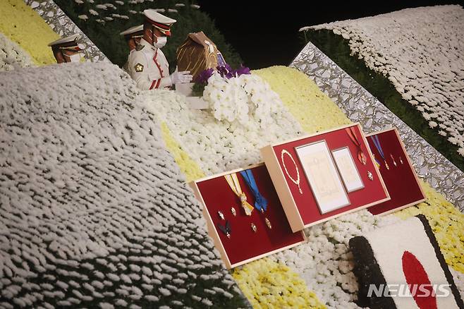 [도쿄=AP/뉴시스] 아베 신조 전 일본 총리의 유골함이 27일 도쿄의 닛폰부도칸 제단 위에 자리하고 있다. 아베 전 총리의 국장이 고인 사망 81일 만에 거행됐다. 2022.09.27.