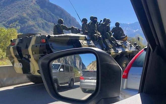 러시아 대통령 푸틴의 ‘부분 동원령’을 피해 국경을 넘어 달아나려던 징집대상자가 발각되면서 러시아 국경 최소 1곳에 보안군이 배치됐다. 출처: 트위터 *재판매 및 DB 금지