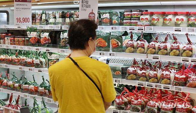 [고양=뉴시스] 조성우 기자 = 올여름 폭염과 잦은 호우로 작황 부진에 태풍 피해까지 겹쳐 배추 가격이 한 달 사이 2배 수준으로 올랐다. 국내 포장김치 업체 CJ제일제당은 전날부터 '비비고' 김치 가격을 평균 11.0% 수준의 순차적 인상에 나섰고, 대상은 내달 1일부터 '종가집' 김치 가격을 평균 9.8%인상한다고 밝혔다. 16일 오전 고양시 한 대형마트에서 고객이 포장김치를 고르고 있다. 2022.09.16. xconfind@newsis.com