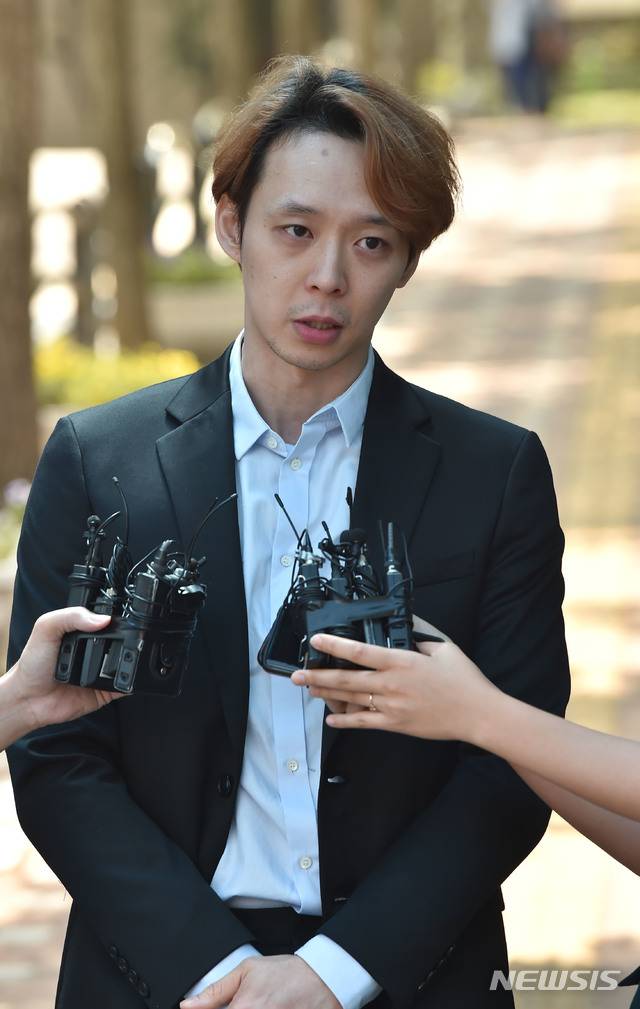 [수원=뉴시스] 김종택 기자 = 마약 투약 혐의로 구속기소된 가수 박유천(33)씨가 1심에서 징역 10월에 집행유예 2년을 선고받고 2일 오전 경기도 수원시 팔달구 수원구치소를 나오며 취재진의 질문에 답하고 있다.  2019.07.02.semail3778@naver.com