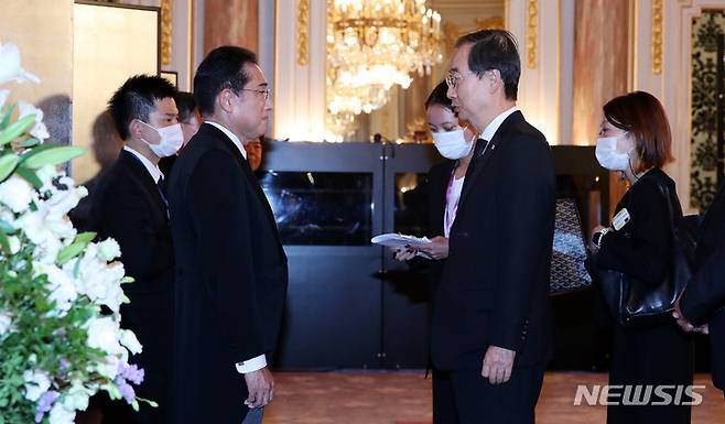 [도쿄=뉴시스] 김명원 기자 = 고 아베 신조 전 일본 총리의 조문사절단 단장인 한덕수 국무총리가 27일 오후 도쿄 아카사카 영빈관에서 열린 환영 연회(리셉션)에 참석해 기시다 후미오 일본 총리와 인사를 나누고 있다. 2022.09.27. kmx1105@newsis.com