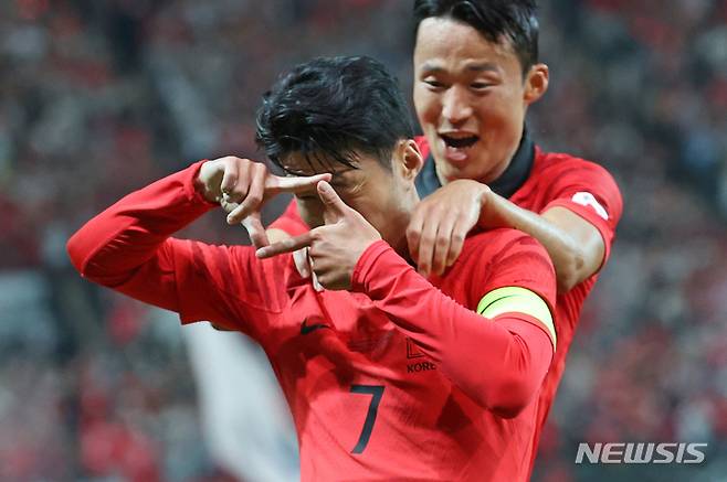 [서울=뉴시스] 조성우 기자 = 27일 오후 서울 마포구 서울월드컵경기장에서 열린 하나은행 초청 축구 국가대표 평가전 대한민국과 카메룬의 경기 전반전, 한국 손흥민이 선제골을 넣은 뒤 기뻐하고 있다. 2022.09.27. xconfind@newsis.com