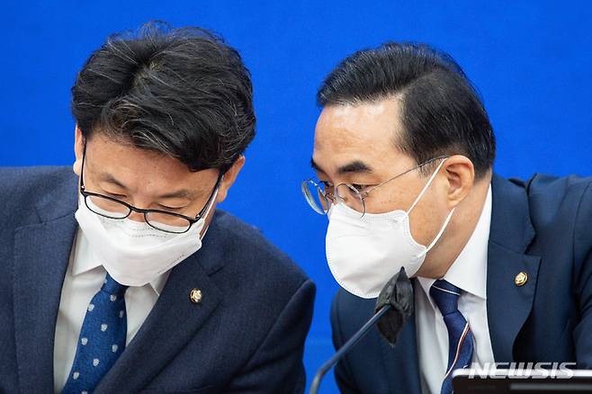 [서울=뉴시스] 전진환 기자 = 박홍근 더불어민주당 원내대표와 진성준 원내수석부대표가 지난 20일 서울 여의도 국회에서 열린 원내대책회의에서 대화를 나누고 있다. (공동취재사진) 2022.09.20.  photo@newsis.com