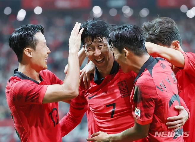 [서울=뉴시스] 조성우 기자 = 27일 오후 서울 마포구 서울월드컵경기장에서 열린 하나은행 초청 축구 국가대표 평가전 대한민국과 카메룬의 경기 전반전, 한국 손흥민이 선제골을 넣은 뒤 기뻐하고 있다. 2022.09.27. xconfind@newsis.com