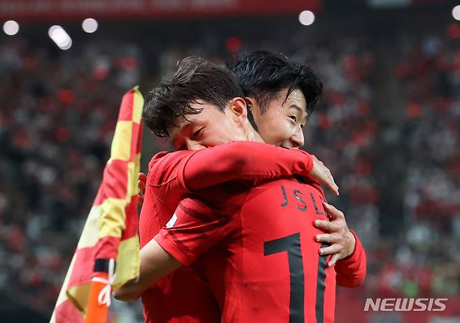 [서울=뉴시스] 조성우 기자 = 27일 오후 서울 마포구 서울월드컵경기장에서 열린 하나은행 초청 축구 국가대표 평가전 대한민국과 카메룬의 경기 전반전, 한국 손흥민이 선제골을 넣은 뒤 기뻐하고 있다. 2022.09.27. xconfind@newsis.com