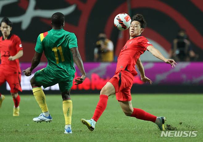 [서울=뉴시스] 조성우 기자 = 27일 오후 서울 마포구 서울월드컵경기장에서 열린 하나은행 초청 축구 국가대표 평가전 대한민국과 카메룬의 경기 전반전, 한국 이재성이 상대 선수와 볼다툼을 벌이고 있다. 2022.09.27. xconfind@newsis.com