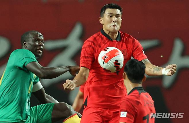 [서울=뉴시스] 조성우 기자 = 27일 오후 서울 마포구 서울월드컵경기장에서 열린 하나은행 초청 축구 국가대표 평가전 대한민국과 카메룬의 경기 전반전, 한국 김민재가 수비하고 있다. 2022.09.27. xconfind@newsis.com