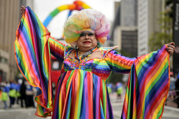 - 19일(현지시간) 상파울루 시내 중심가인 파울리스타 대로에서 동성애 축제가 열렸다. AP연합뉴스