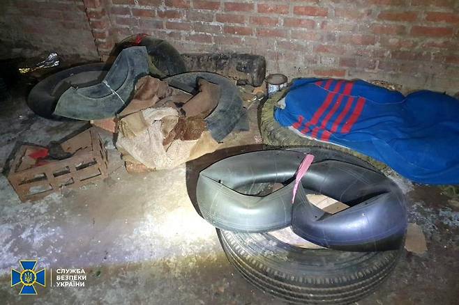 우크라이나 당국이 발견했다고 주장한 러시아가 사용한 고문실의 모습