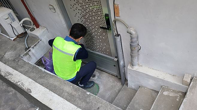 영등포구 관계자가 지하주택 출입구에 물막이판을 설치하고 있다.영등포구 제공