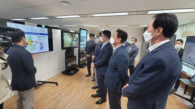 서울기술연구원 대표 개발기술을 보고 받고 있는 도시안전건설위원회