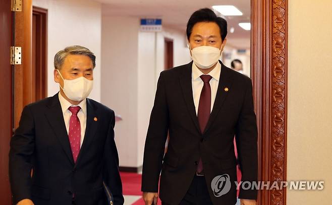 국무회의 참석하는 이종섭-오세훈 (서울=연합뉴스) 김인철 기자 = 이종섭 국방부 장관(왼쪽)과 오세훈 서울시장이 27일 오전 정부서울청사에서 열린 국무회의에 참석하기 위해 입장하고 있다. 2022.9.27 yatoya@yna.co.kr