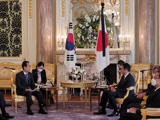 한덕수 국무총리가 도쿄 모토아카사카 영빈관에서 기시다 일본 총리와 만나고 있다. 한일 고위급 소통은 뉴욕 유엔 총회서 한일 정상간 만난 후 일주일 만이다.