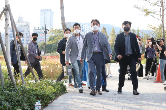 28일 경찰이 화재 사고로 8명의 사상자를 낸 대전 현대프리미엄아울렛을 압수수색하러 이동하고 있다. 〈사진=연합뉴스〉