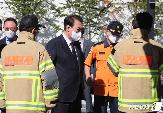 윤석열 대통령이 27일 오후 7명의 사망자가 발생한 대전 유성구 용산동 현대아울렛 화재 현장에 마련된 희생자 합동분향소를 찾아 참배 후 상황 보고를 받고 있다. 2022.9.27/뉴스1 ⓒ News1 김기태 기자