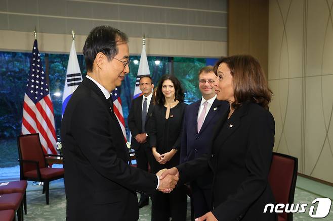 한덕수 국무총리와 카멀라 해리스 미국 부통령이 27일 일본 도쿄 오쿠라호텔에서 한미 양자회담에 앞서 악수를 나누고 있다. (총리실 제공) 2022.9.27/뉴스1 ⓒ News1 박지혜 기자