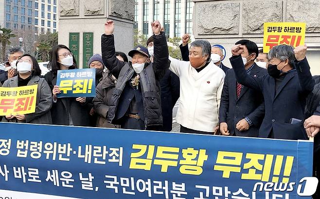 제주도는 4·3 관련 일반재판 수형인 직권재심에 대한 구체적 논의가 진행됨에 따라 직권재심 대상자 확인과 피고인 신원파악에 집중하고 있다. 사진은 지난 2020년 12월7일 제주4·3 당시 일반재판을 받아 억울한 옥살이를 한 생존수형인 김두황 할아버지(92)가 제주지방법원에서 열린 재심 재판에서 무죄를 선고받은 뒤 감사 인사를 하고 있는 모습. 2020.12.7/뉴스1 ⓒ News1 홍수영 기자