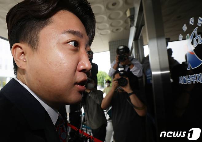 이준석 국민의힘 전 대표가 28일 서울 양천구 서울남부지방법원에서 열린 국민의힘 당헌 효력 정지 가처분 심문에 출석하고 있다. 2022.9.28/뉴스1 ⓒ News1 송원영 기자