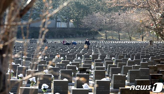 내년부터 초등학교 사회과 검정교과서에 '제주 4·3사건'에 대한 내용이 사회가 검정교과서에 실린다. 제주4·3평화공원 행방불명인 묘역.2022.4.3/뉴스1 ⓒ News1 고동명 기자