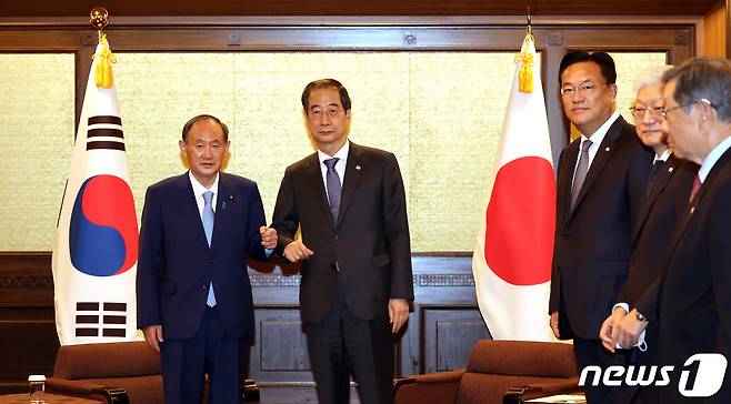 한덕수 국무총리가 28일 일본 도쿄 제국호텔에서 스가 전 일본 총리와 면담에 앞서 팔꿈치 인사를 하고 있다. 2022.9.28/뉴스1 ⓒ News1 박지혜 기자